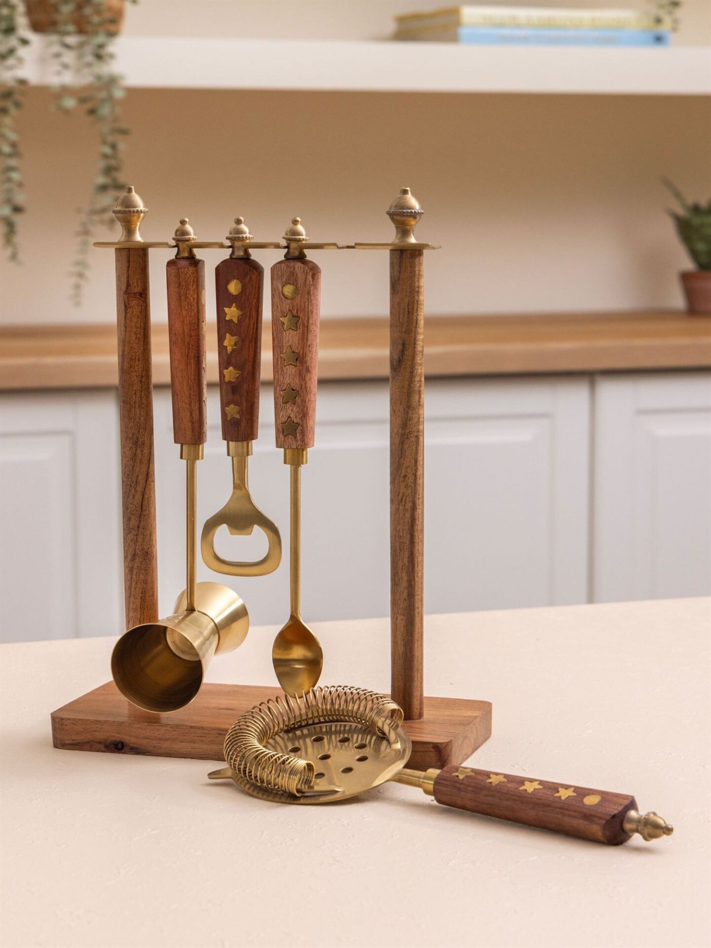 The Mia CKB0280 Wood Standlı Kokteyl Hazırlama Takımı 4 Parça Gold